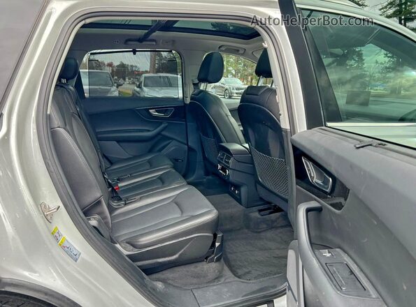 WA1VAAF71KD001323 2019 AUDI Q7 White Вид салону спереду
