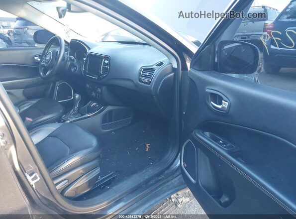 3C4NJCCB2JT193323 2018 JEEP COMPASS Gray Вид салону спереду