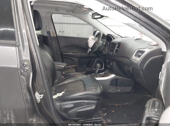3C4NJDBB2JT178635 2018 JEEP COMPASS Серый Вид салона спереди