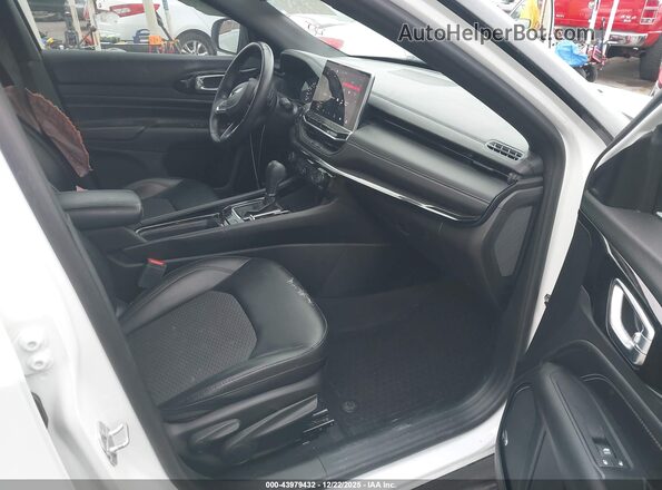 3C4NJDBB4NT221703 2022 JEEP COMPASS White Front interior view