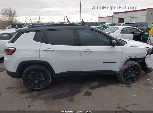 3C4NJDBB4NT221703 2022 JEEP COMPASS White Rear interior view