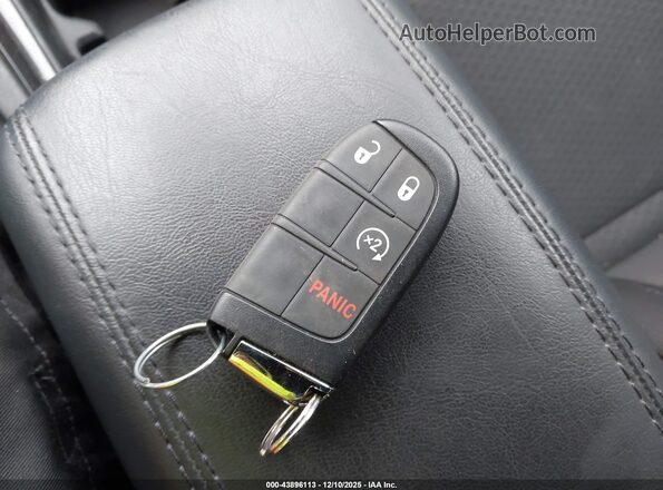 3C4NJDBN7ST579903 2025 JEEP COMPASS Red Widok deski rozdzielczej