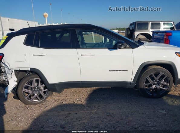 3C4NJDCN5TT184117 2026 JEEP COMPASS White Вид задньої частини салону