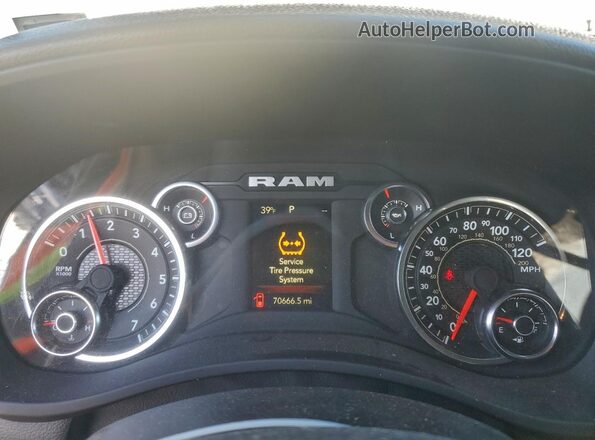 3C63R3CJ5RG155894 2024 RAM 3500 White ხელსაწყოთა პანელის ხედი