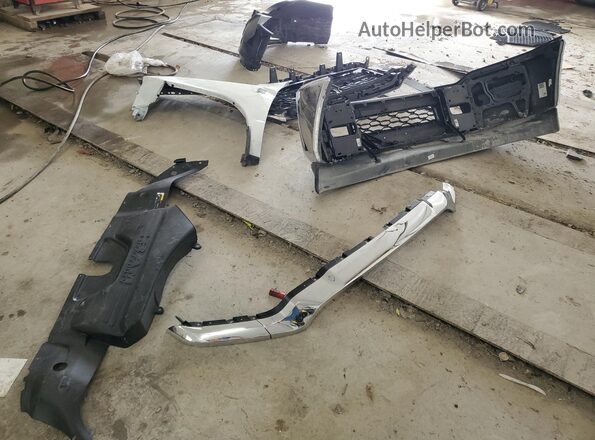 3C63RRGL5RG347749 2024 RAM 3500 White Vista del compartimento del motor