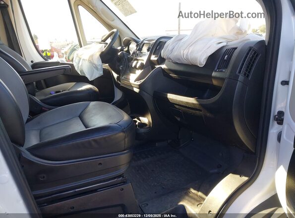 3C6TRVDG2JE101970 2018 RAM PROMASTER 2500 White Front interior view
