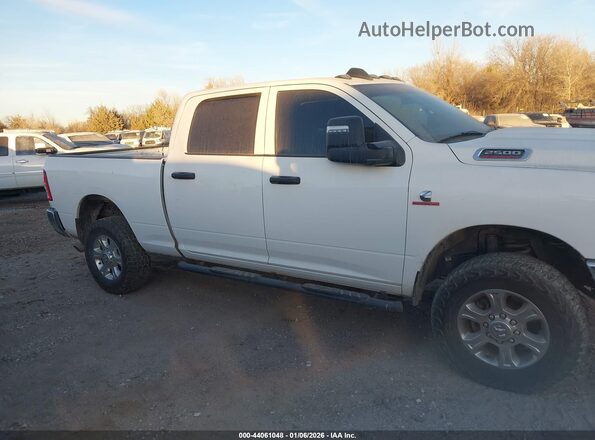 3C6UR5CL2PG592623 2023 RAM 2500 White Widok wnętrza z tyłu