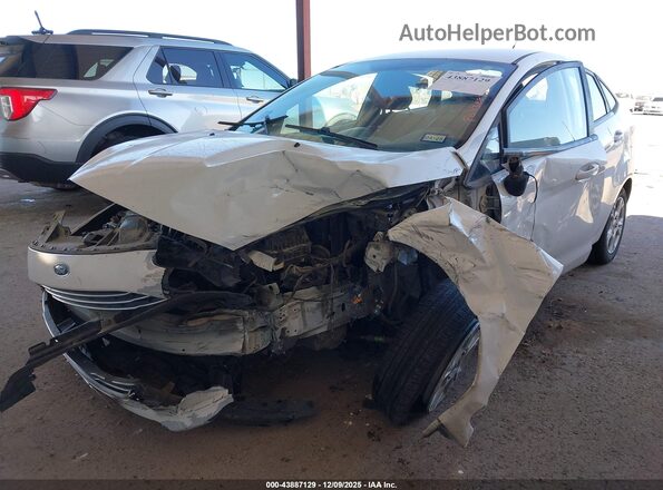 3FADP4BJXGM105880 2016 FORD FIESTA Белый Вид спереди