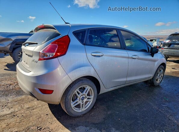 3FADP4EJ0JM128023 2018 FORD FIESTA Серебряный Задняя правая четверть