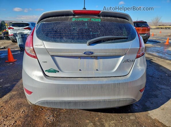3FADP4EJ0JM128023 2018 FORD FIESTA Серебряный Вид сзади