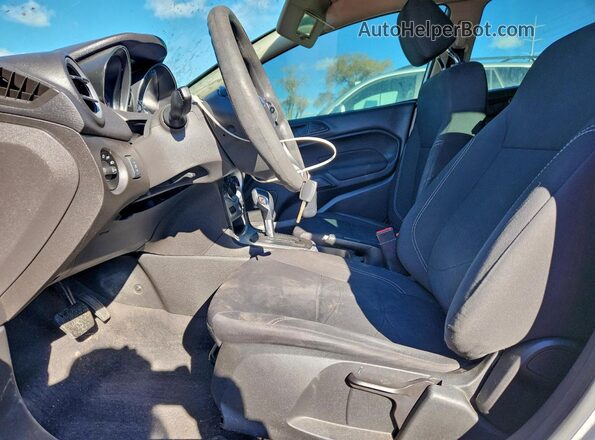 3FADP4EJ0JM128023 2018 FORD FIESTA Серебряный Вид салона спереди