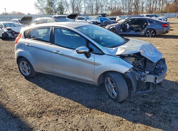 3FADP4EJ2HM115087 2017 FORD FIESTA Серебряный Передняя правая четверть