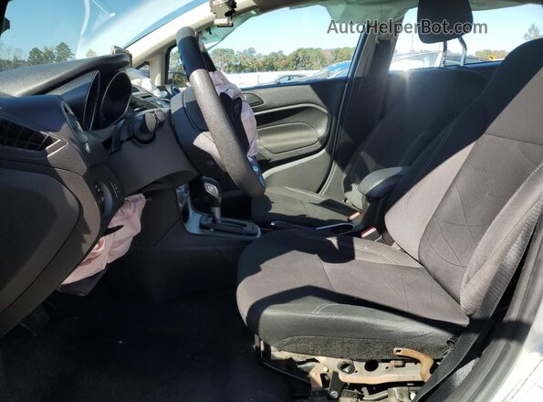 3FADP4EJ4HM139925 2017 FORD FIESTA Серебряный Вид салона спереди