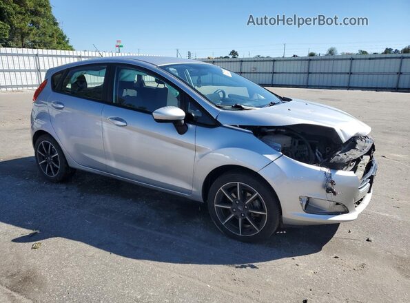 3FADP4EJ4HM139925 2017 FORD FIESTA Серебряный Передняя правая четверть