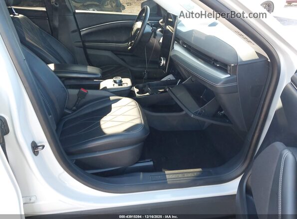 3FMTK1RM0NMA39352 2022 FORD MUSTANG MACH-E Gray Front interior view