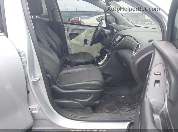 3GNCJLSB0JL216016 2018 CHEVROLET TRAX Silver Вид салону спереду