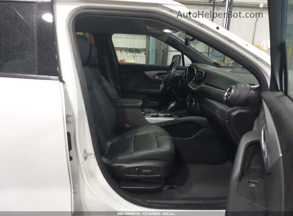 3GNKBDR49NS131130 2022 CHEVROLET BLAZER White Widok wnętrza z przodu