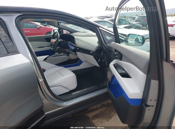 3GYK3DMR2SS263371 2025 CADILLAC OPTIQ Silver Widok wnętrza z przodu