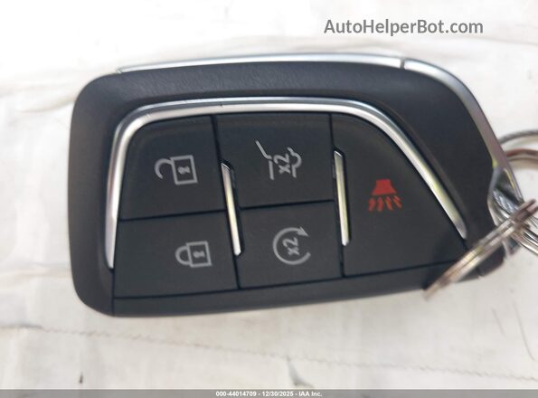 3GYK3DMR2SS263371 2025 CADILLAC OPTIQ Silver Widok deski rozdzielczej