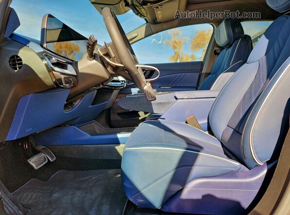 3GYK3GMR4SS242877 2025 CADILLAC OPTIQ Silver Вид салону спереду