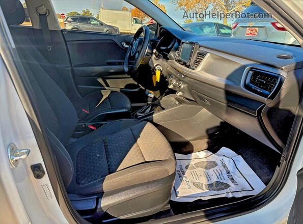 3KPA24AD2LE297615 2020 KIA RIO Белый Вид спереди