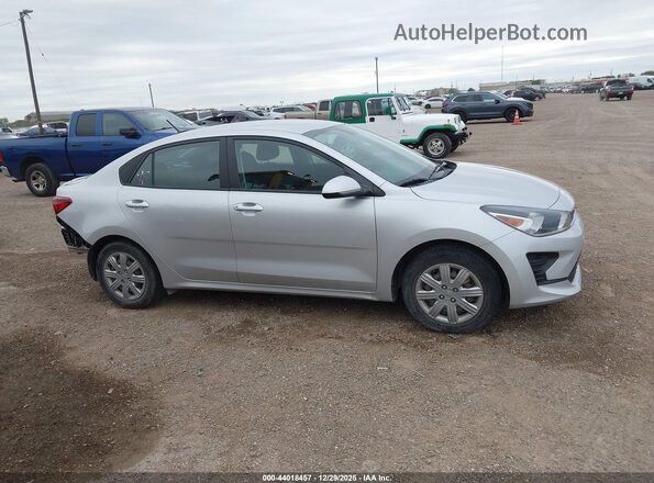 3KPA24AD2NE437889 2022 KIA RIO Серебряный Вид задней части салона
