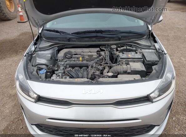 3KPA24AD2NE437889 2022 KIA RIO Серебряный Вид сзади