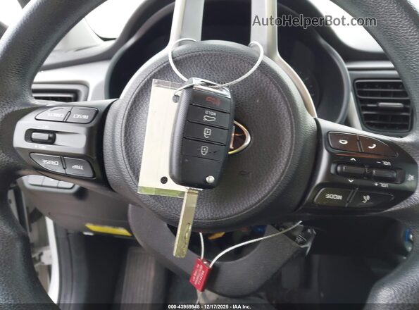 3KPA24AD6LE298928 2020 KIA RIO White Widok deski rozdzielczej