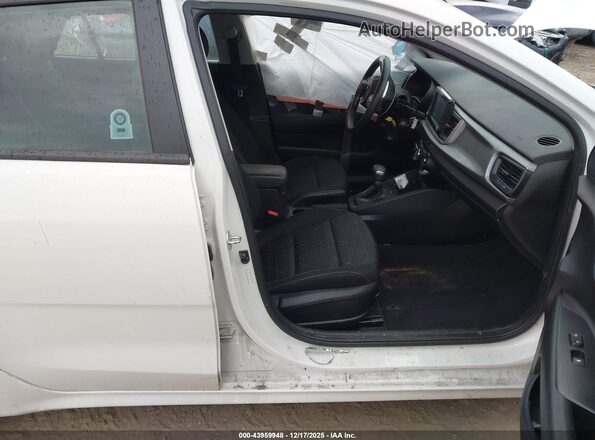 3KPA24AD6LE298928 2020 KIA RIO White Widok wnętrza z przodu