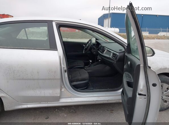 3KPA24AD6LE343706 2020 KIA RIO Серебряный Вид салона спереди