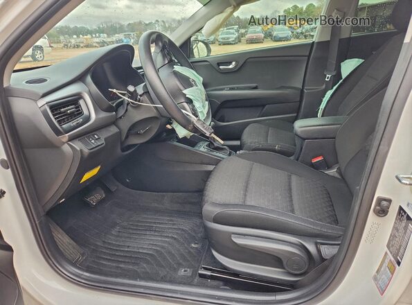 3KPA24AD8NE496543 2022 KIA RIO White Widok wnętrza z przodu