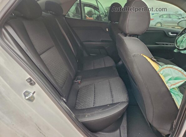 3KPA24AD8NE496543 2022 KIA RIO White Widok tylnych siedzeń
