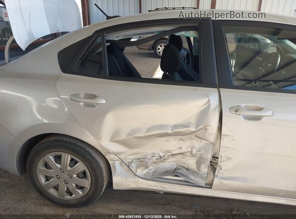 3KPA24AD9ME406668 2021 KIA RIO Silver Вид спереду