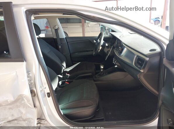 3KPA24AD9ME406668 2021 KIA RIO Silver Вид салону спереду