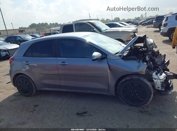 3KPA25AD8PE562498 2023 KIA RIO 5-DOOR Silver Widok wnętrza z tyłu