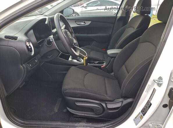 3KPF24AD1NE503175 2022 KIA FORTE White Front interior view