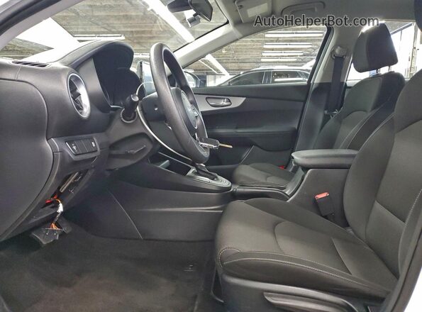 3KPF24AD1PE645044 2023 KIA FORTE White Vista interior delantera