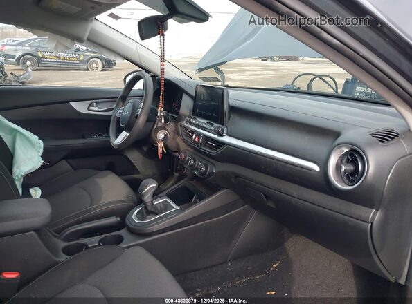 3KPF24AD2NE465889 2022 KIA FORTE Gray Vista interior delantera
