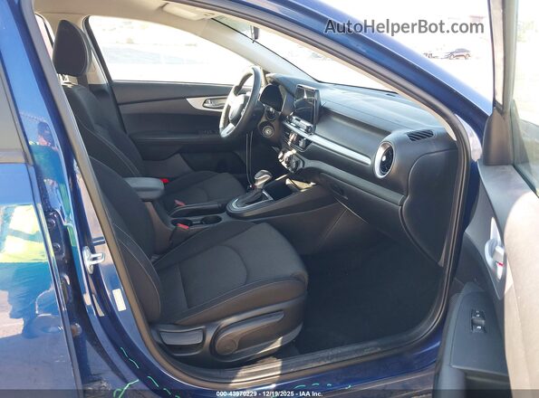 3KPF24AD4NE473427 2022 KIA FORTE Blue Вид салону спереду