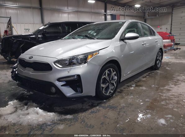 3KPF24AD8ME379775 2021 KIA FORTE Серебряный Передняя левая четверть