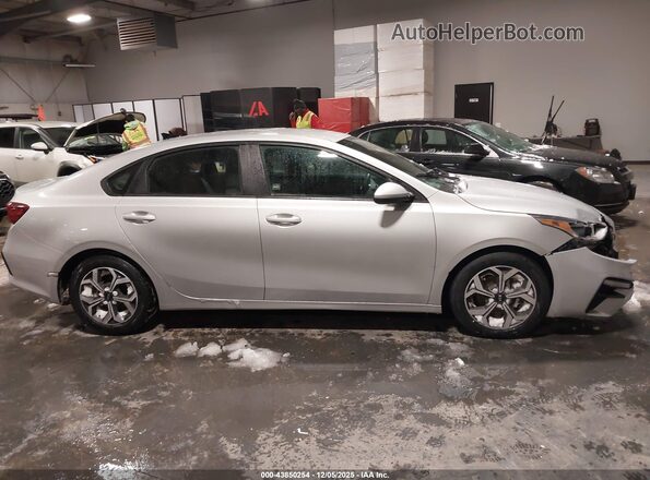 3KPF24AD8ME379775 2021 KIA FORTE Серебряный Вид задней части салона