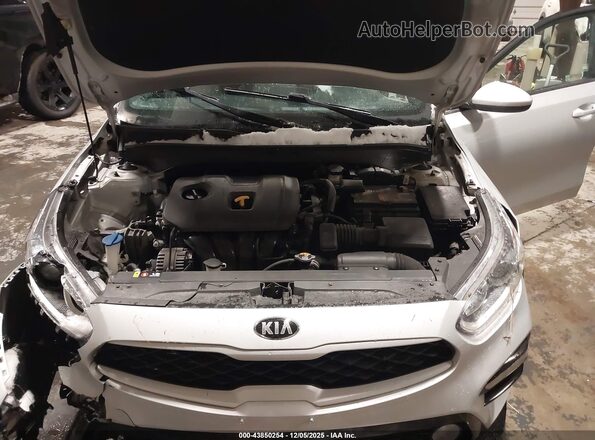 3KPF24AD8ME379775 2021 KIA FORTE Серебряный Вид сзади