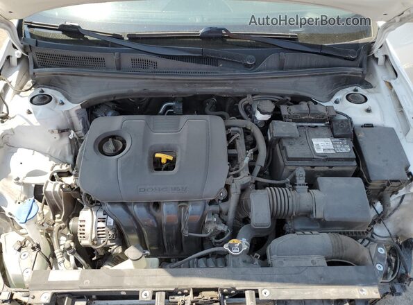 3KPF24AD9NE465856 2022 KIA FORTE White Widok wnętrza z tyłu