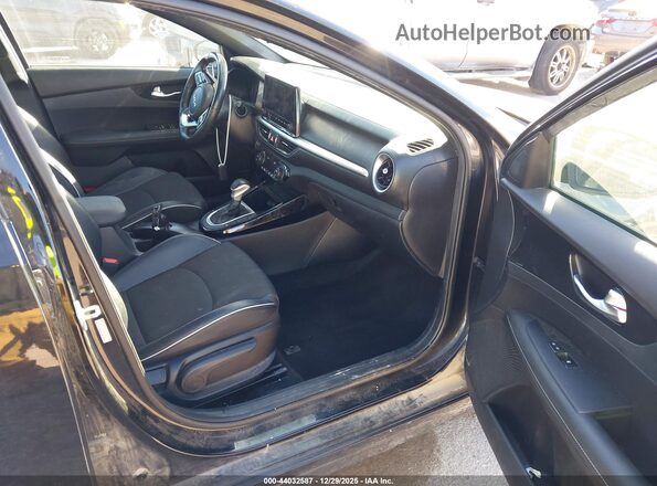 3KPF54AD6NE490477 2022 KIA FORTE Black Vista interior delantera