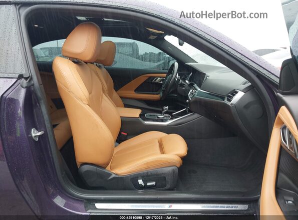 3MW53CM02N8C35731 2022 BMW M2 Purple Widok wnętrza z przodu
