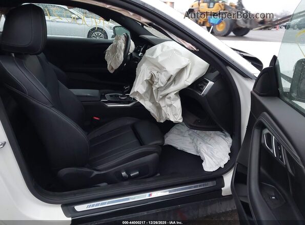 3MW53CM06N8C33528 2022 BMW M2 White Вид салону спереду
