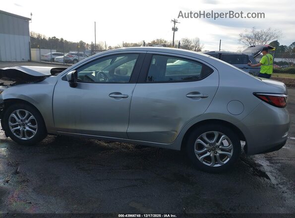 3MYDLBYV1JY333823 2018 TOYOTA YARIS IA Серебряный Вид задней части салона