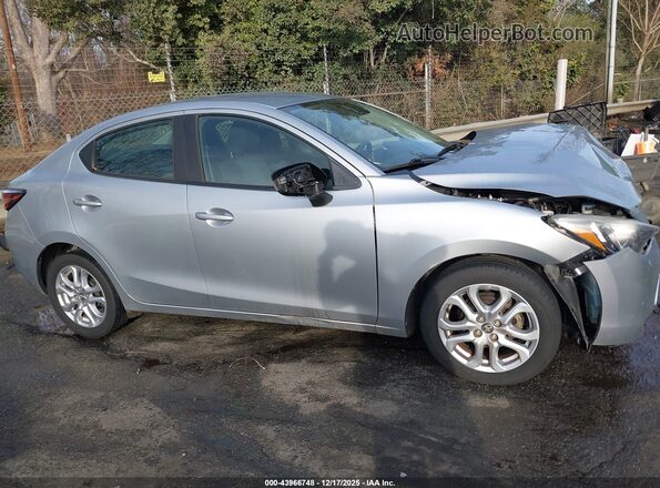 3MYDLBYV1JY333823 2018 TOYOTA YARIS IA Серебряный Вид щитка приборов
