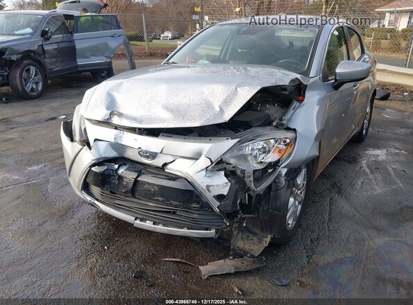 3MYDLBYV1JY333823 2018 TOYOTA YARIS IA Серебряный Вид спереди