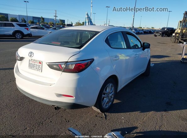 3MYDLBYV3JY330020 2018 TOYOTA YARIS IA White უკანა სალონის ხედი